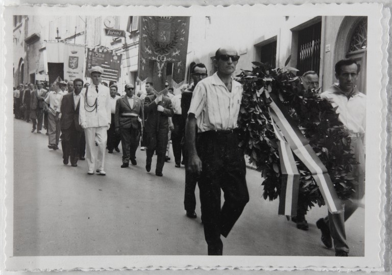 Poggibonsi, 18-19 luglio 1964, XX° anniversario della liberazione e conferimento ad Alcide Cervi della cittadinanza onoraria. Corteo per le vie della città